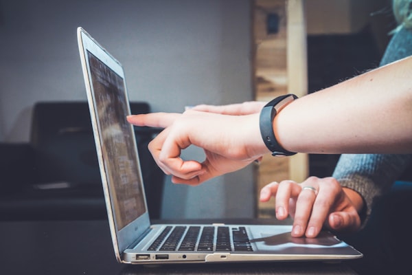 Computerbildschirm zeigt Videokurs-Schnitt