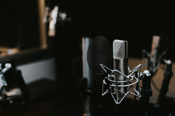 Zwei Personen nehmen einen Podcast auf